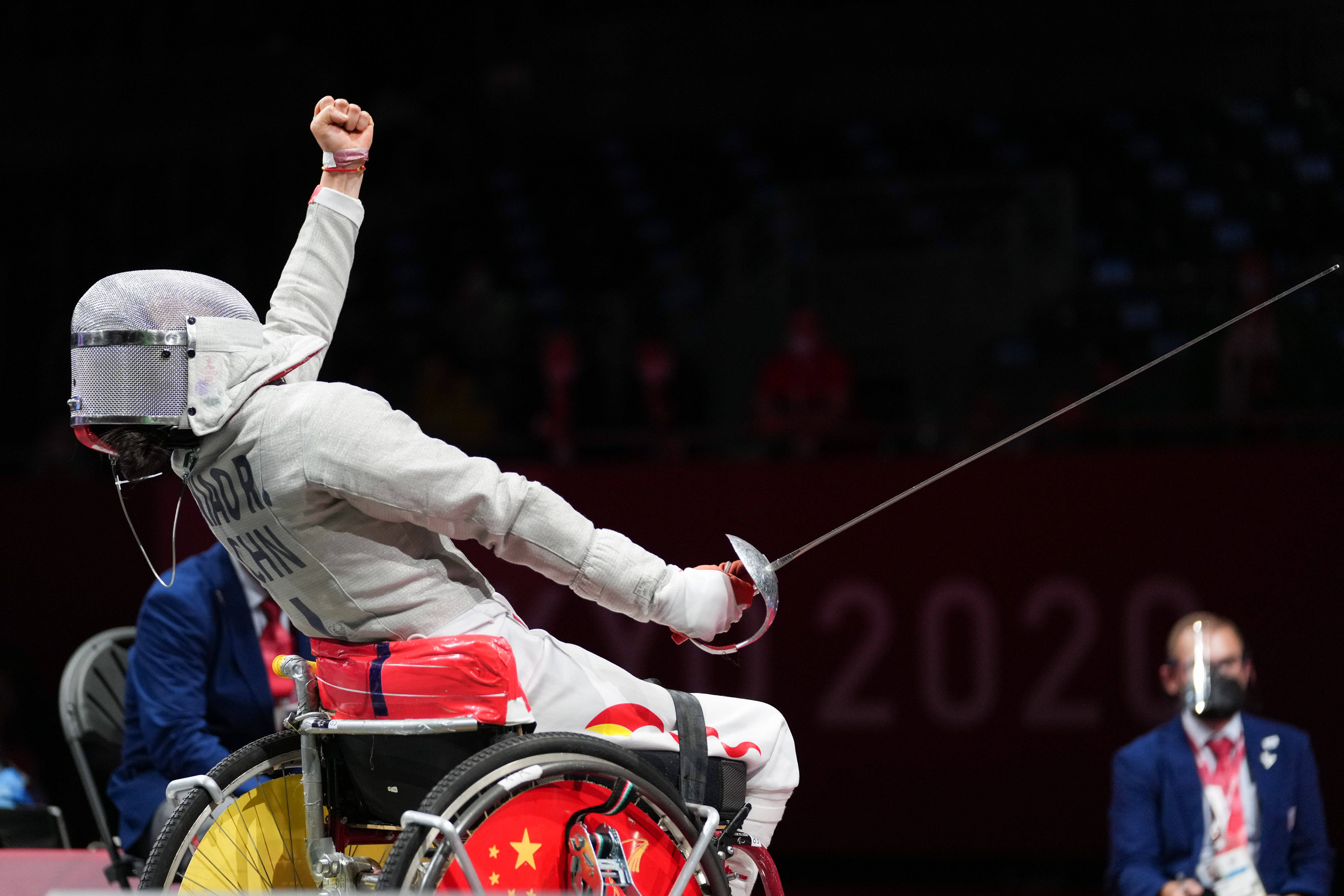 阿根廷击剑选手斩获银牌，实力强势