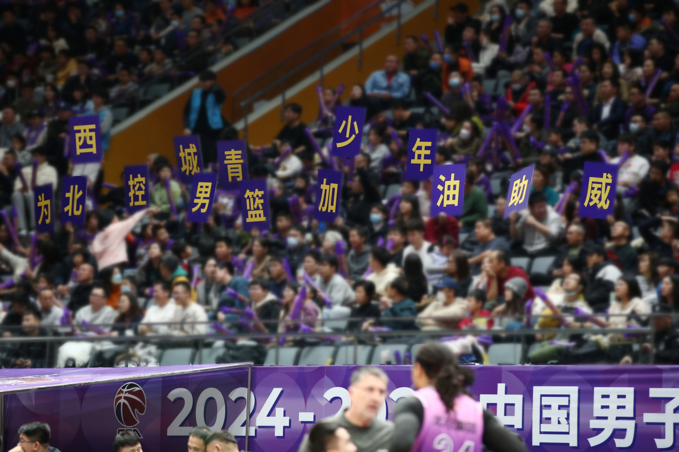 开云平台-精彩对抗打动球迷,现场观众沸腾欢呼