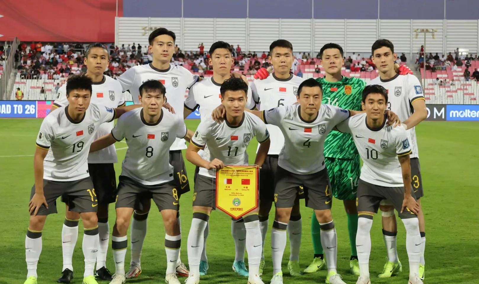 中国足球职业赛事激烈进行中，球队奋力拼搏求胜的简单介绍