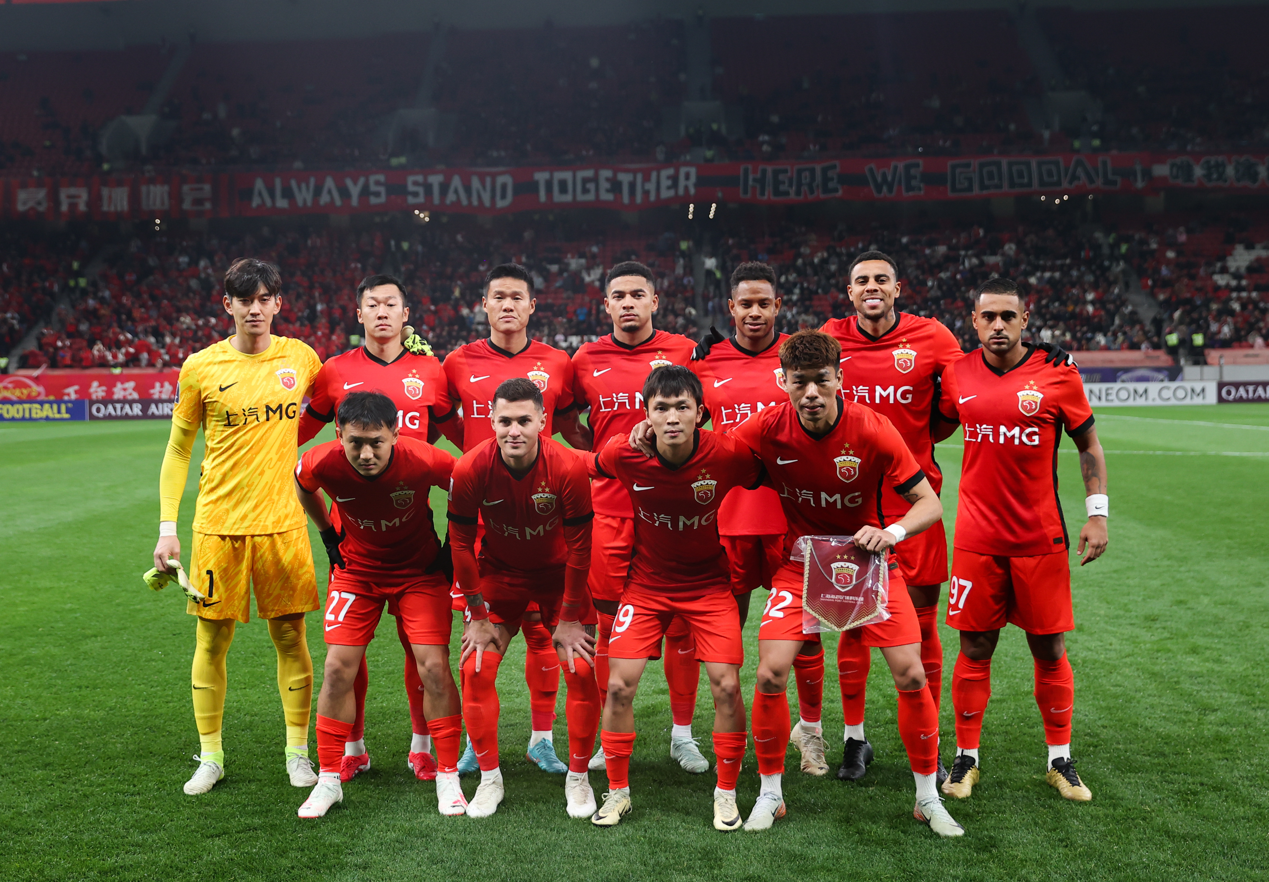 足球比赛携手呈现激烈竞争，赛场上无人退缩