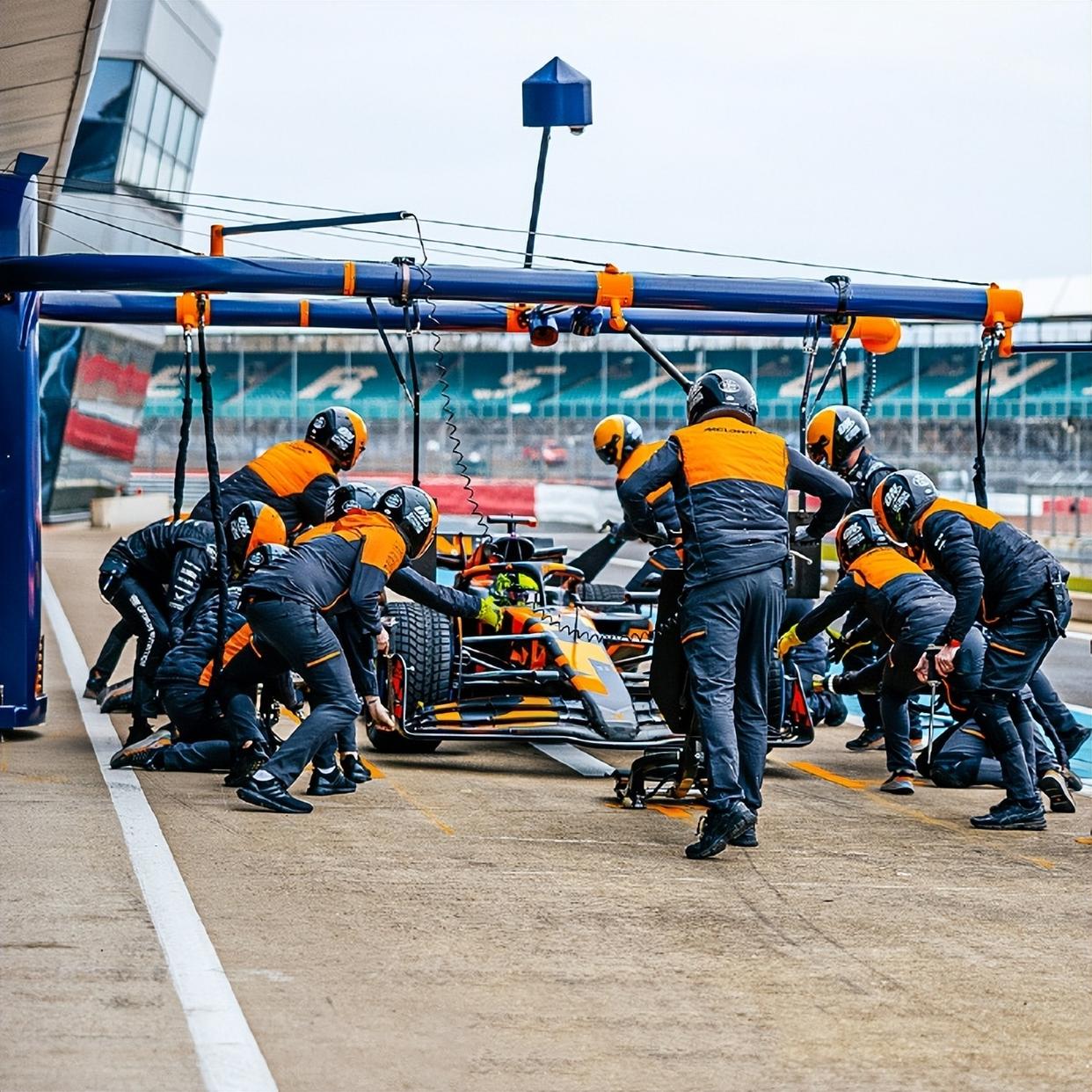 梅赛德斯翻盘红牛二队，诺里斯带队取胜