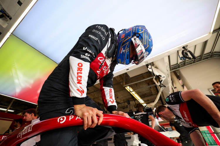 红牛二队横扫索伯车队，周冠宇点燃赛场