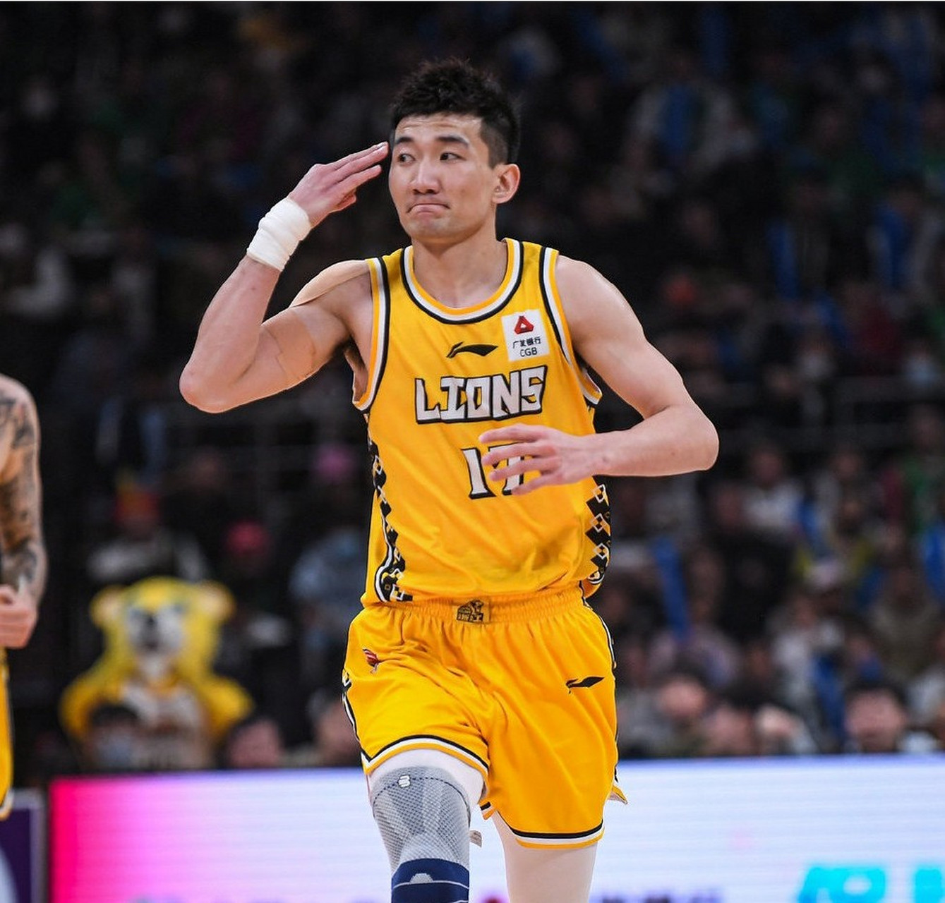 雄鹿横扫上海队，孙铭徽惊艳四座